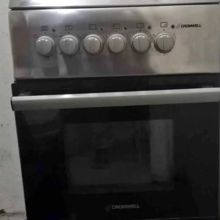 Cocina eléctrica CROMWELL 4 hornallas con horno funcionando