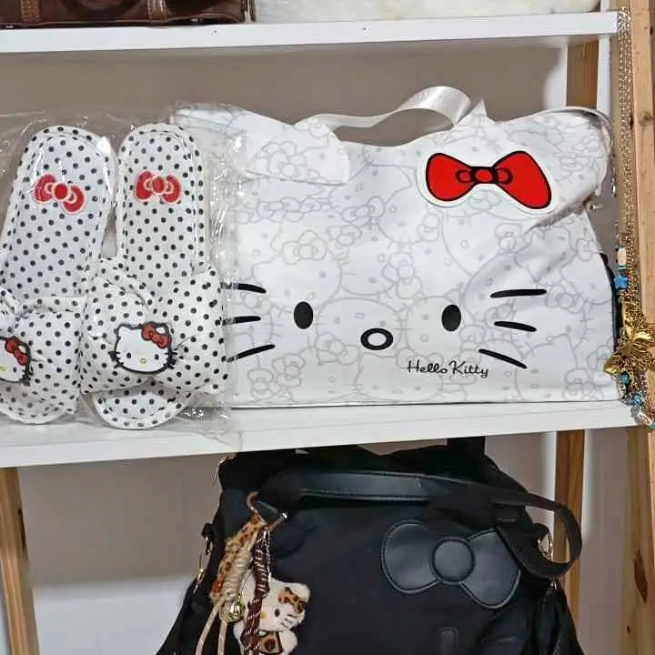 Bolso impermeable hello Kitty y ojotas 38/39
