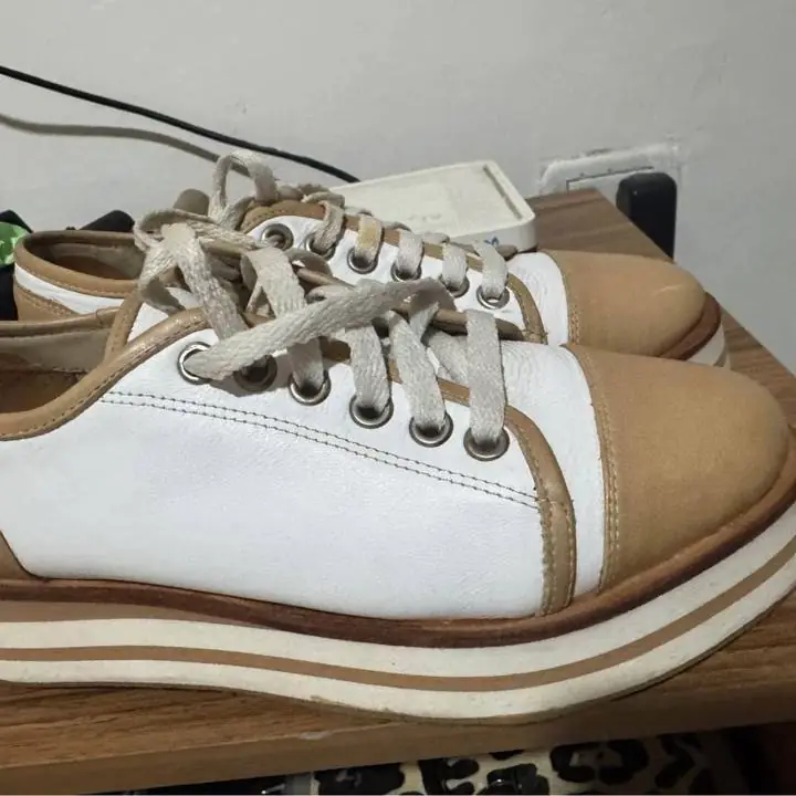 Zapatillas. Cuero
