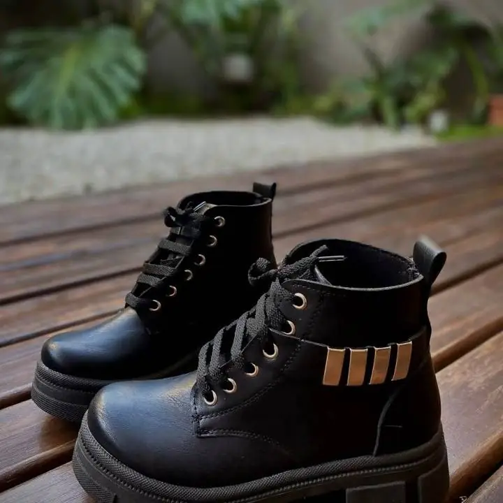 Borcegos negros con tachas! Descuentoooo
