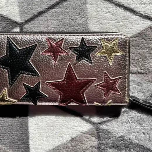 Billetera con formas de estrella