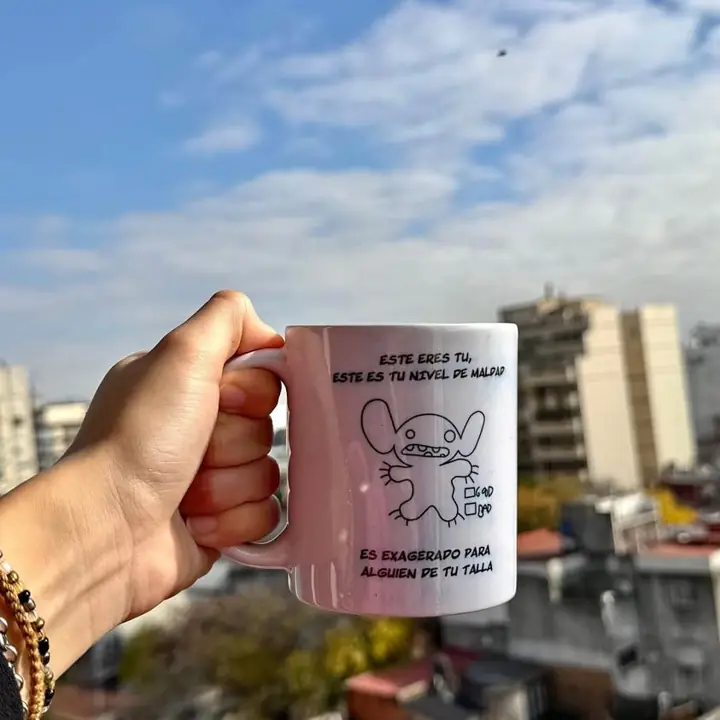 Taza de cerámica estilo garabato de Stitch "nivel de maldad"