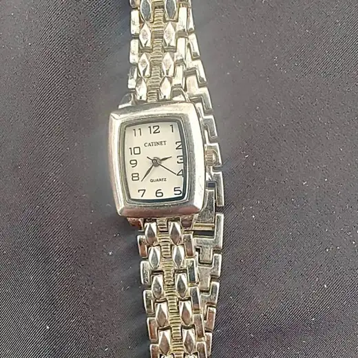 Reloj analógico de cuarzo para mujer de la marca Catinet