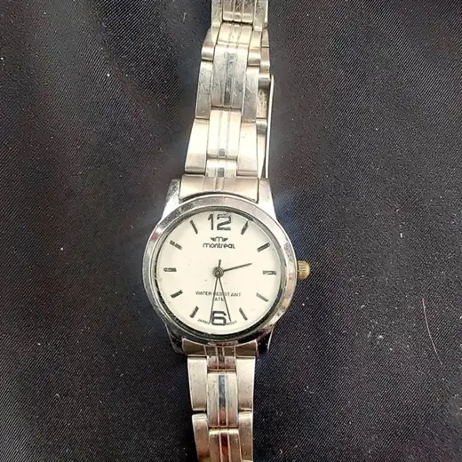 Reloj de pulsera analógico Montreal de acero plateado