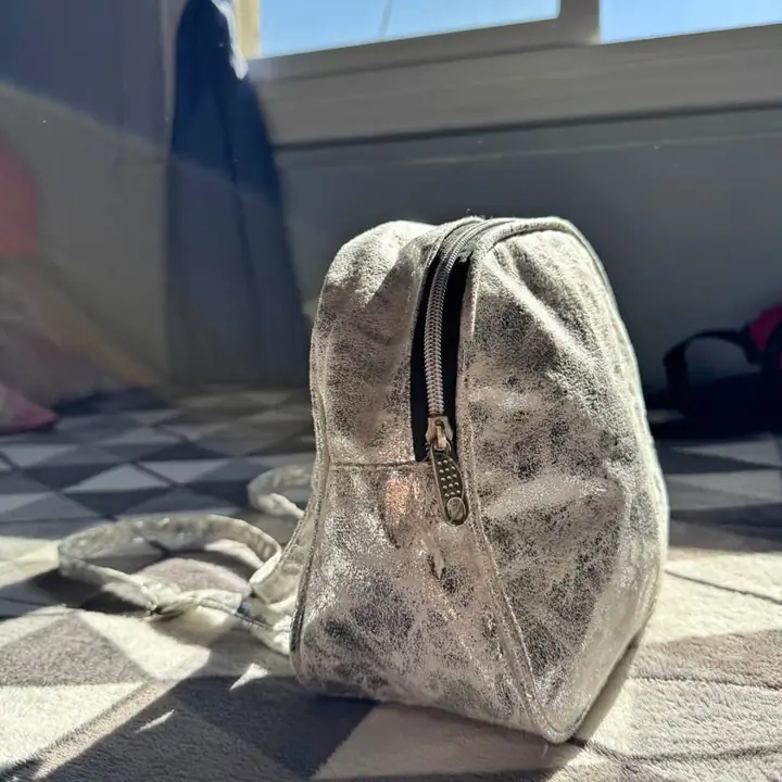 Mini mochila plateada con acabado metalizado