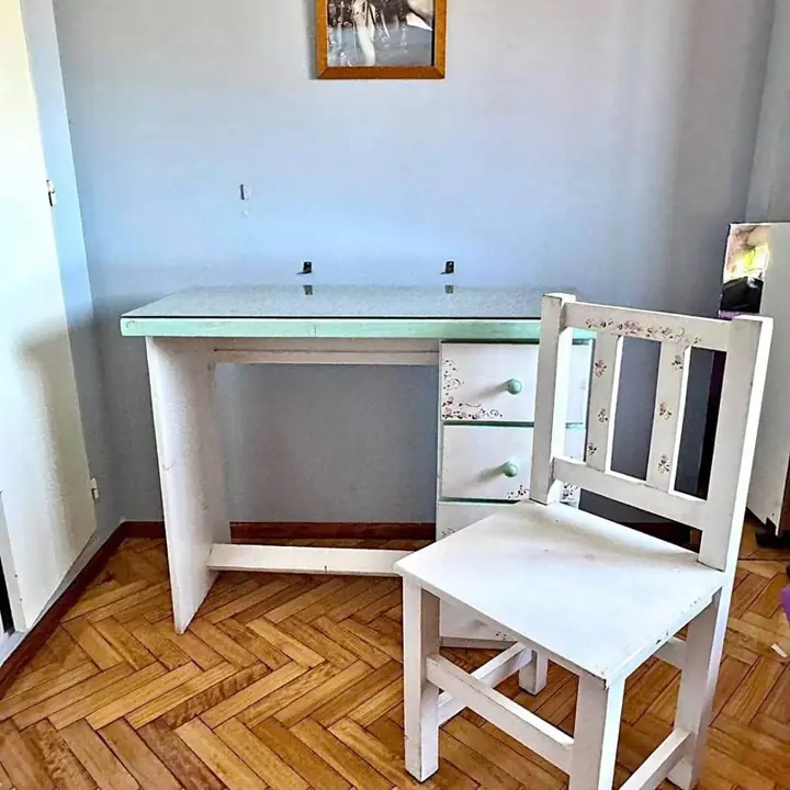 Escritorio juvenil con silla incluida!