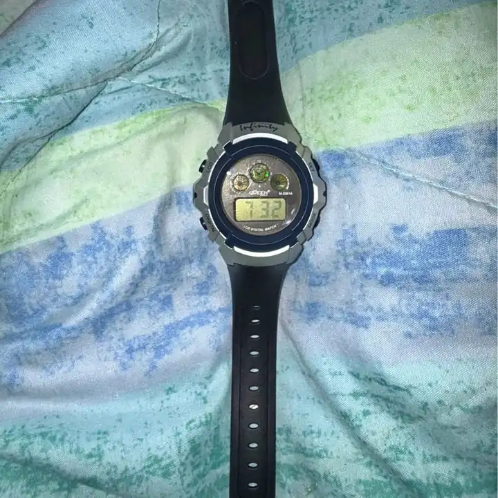 Reloj Retro Digital Queen Infinity (Estilo Tri-Graph)