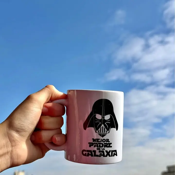 Taza de cerámica con silueta de Darth Vader con la frase por el dia del padre a