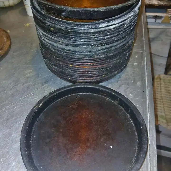 Vendo lote de 28 moldes pizzeros nro 22 para pizza individual $100.000 todos