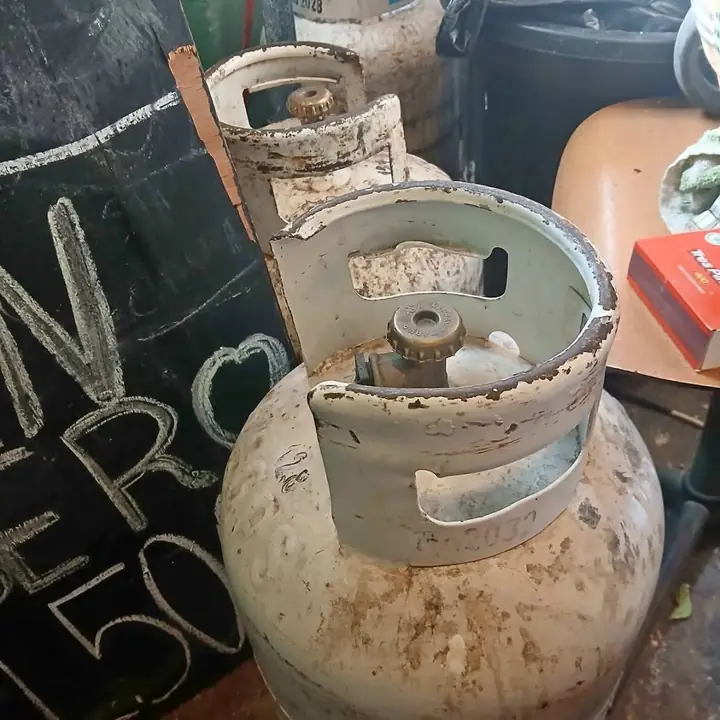 Garrafa vacía $90.000 Envase lleno ypf $125.000 Soy de caba Paternal