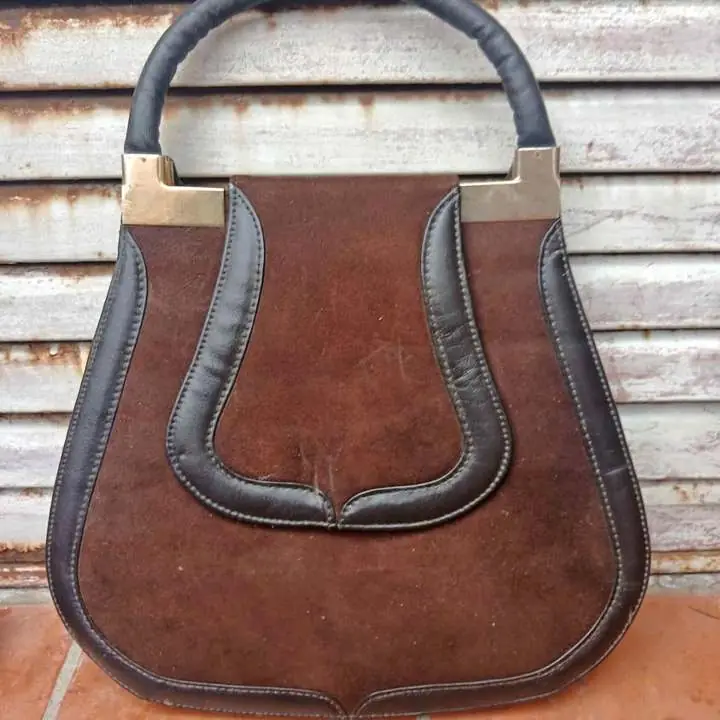Cartera vintage de gamuza y cuero mide 30X33CM