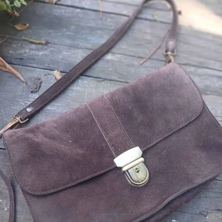 Cartera de gamuza con llave