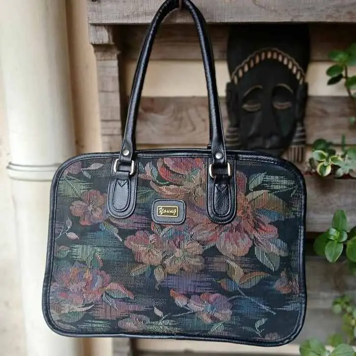 Cartera de cuero sin uso mide 20X40CM