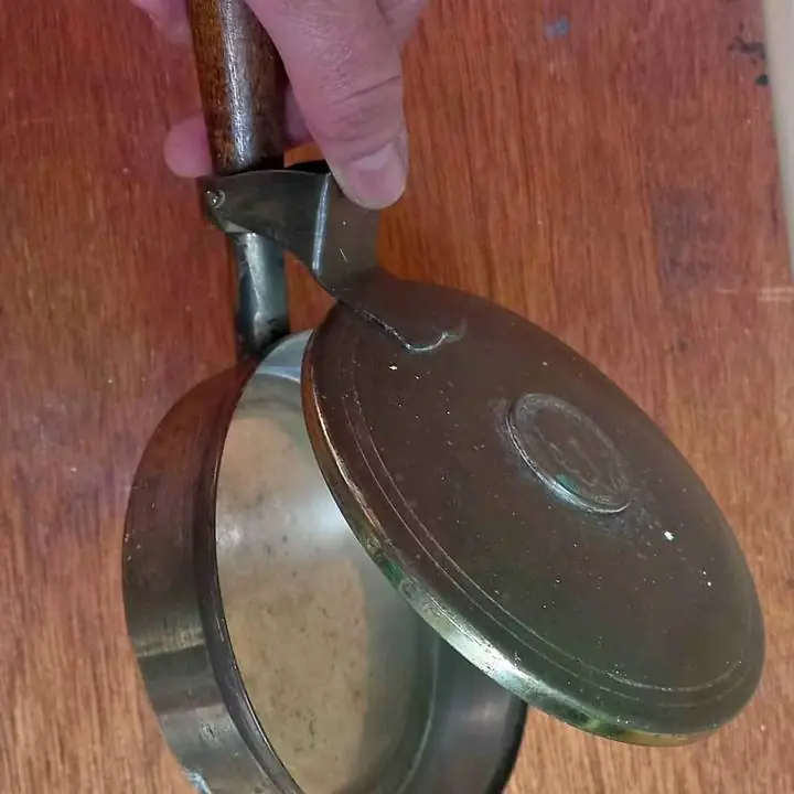Recipiente de bronce y madera