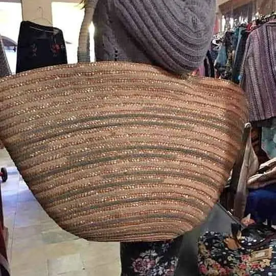 Cartera de rafia sin uso marca XL mide 40x56x13cm