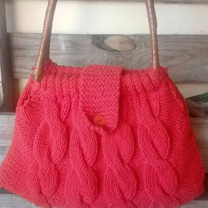 Cartera tejida a mano sin uso,forrada mide 22x30xm