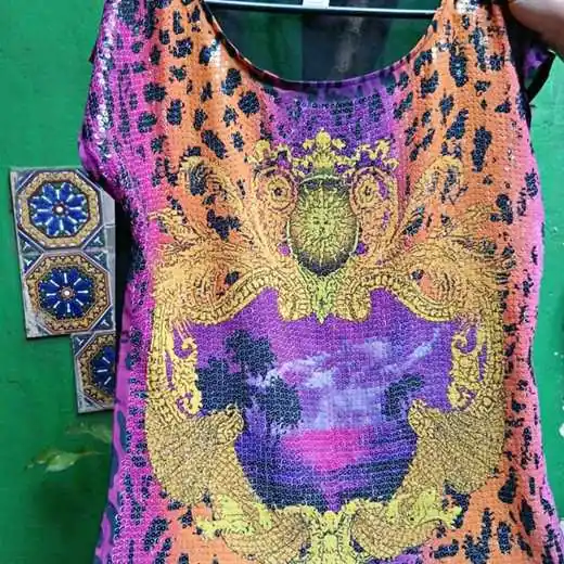Remera con lentejuelas talle L