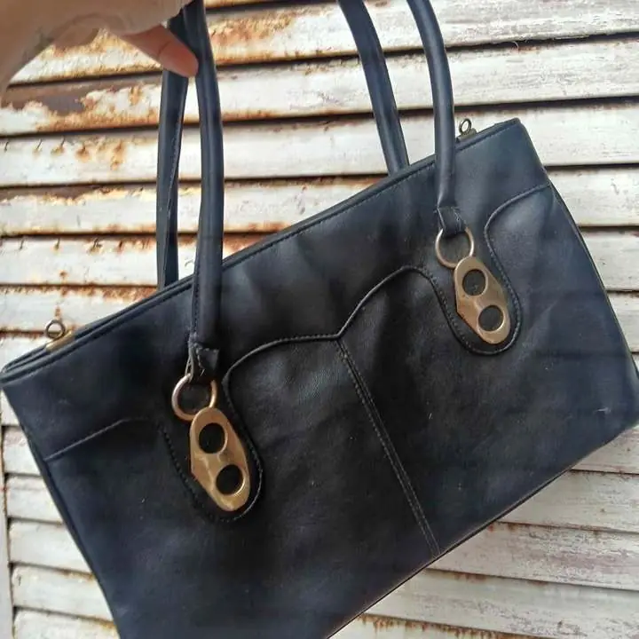 Cartera vintage negra de cuero y metal mide 23X34CM