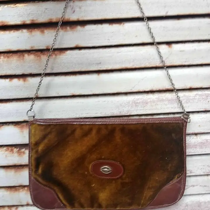 Cartera vintage con cadena de corderoy y cuero mide 20X30CM
