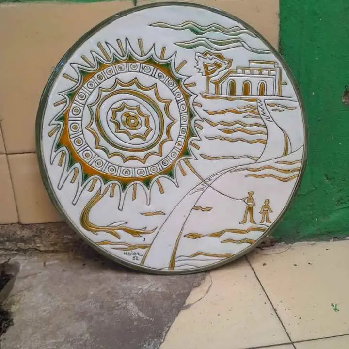 Adorno de ceramica 40CM diam para colgar o pegar en pared