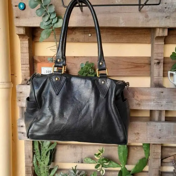 Cartera de cuero mide 23X32X15CM