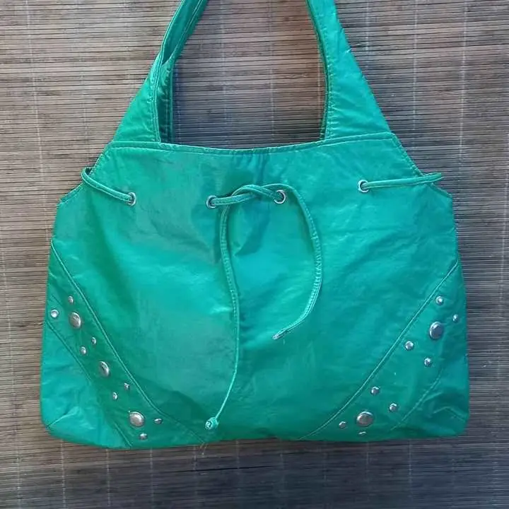 Cartera verde eco cuero 37X50CM