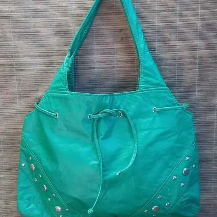 Cartera eco cuero mide 37X50CM