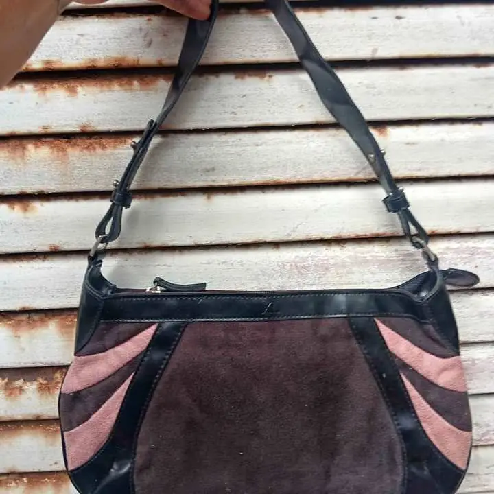 Cartera marca XL mide 17X30CM