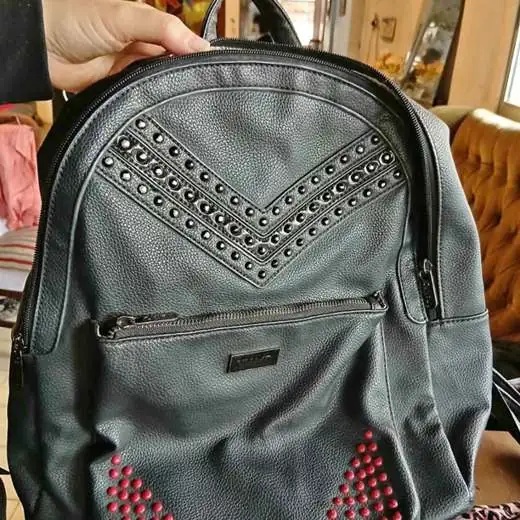 Mochila de cuero con tachas marca viamo impecable