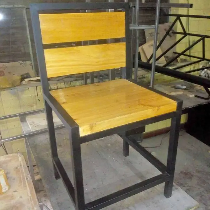 Sillas y banquetas de hierro y madera