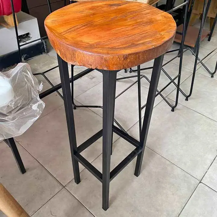 Banqueta con rodaja de arbol