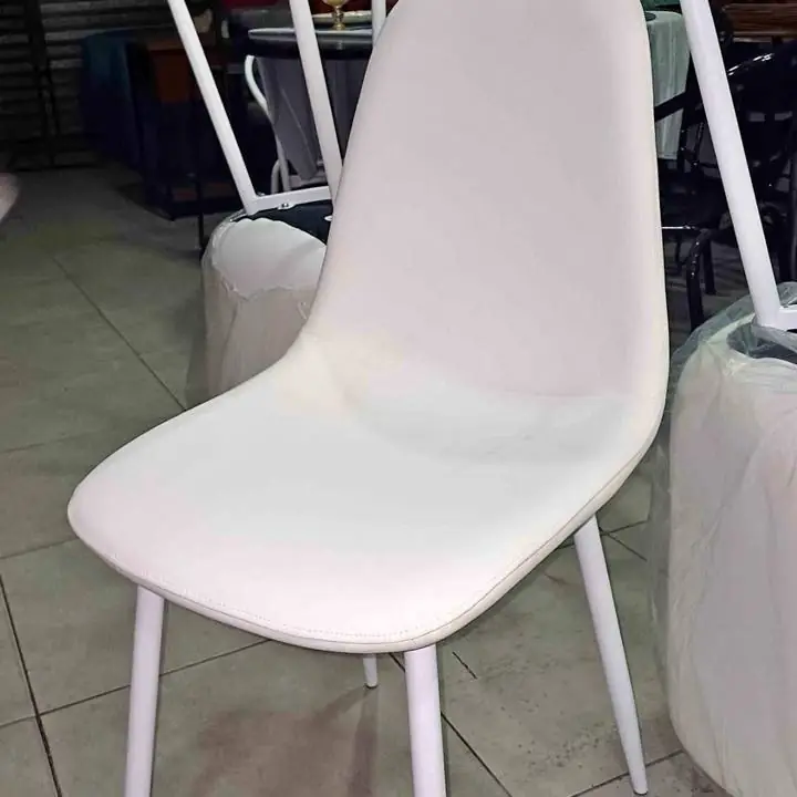 Sillas ecocuero blancas