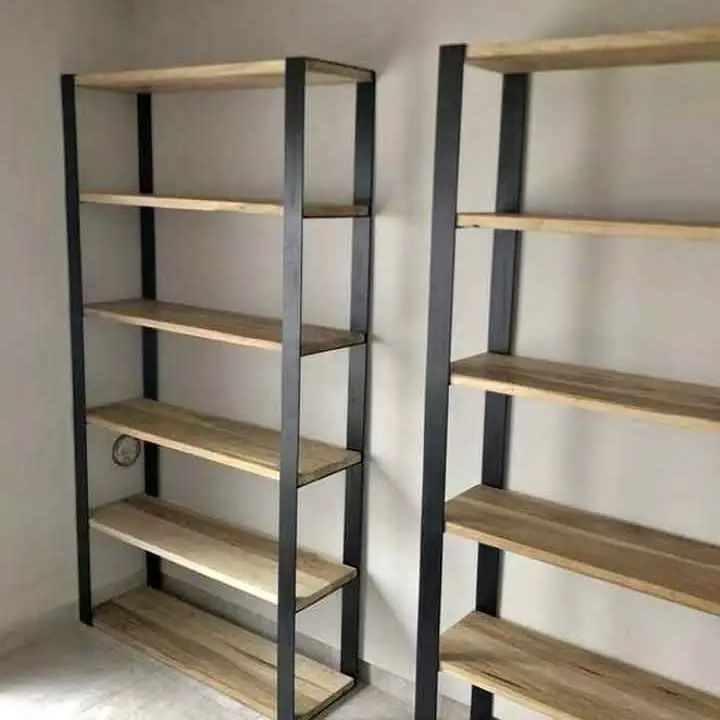 Estantes de hierro y madera de pino