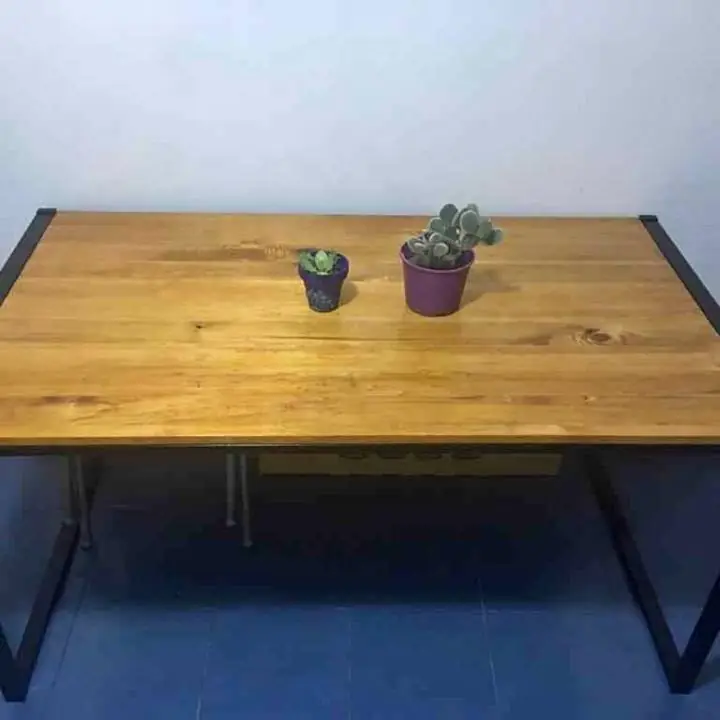 Mesas de caño estructural y madera, realizadas a medida