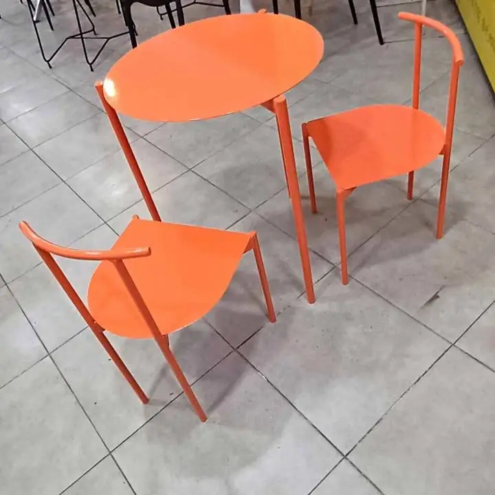 Mesas y sillas de chapa