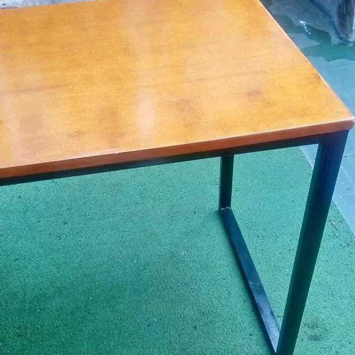 Mesas de hierro y madera