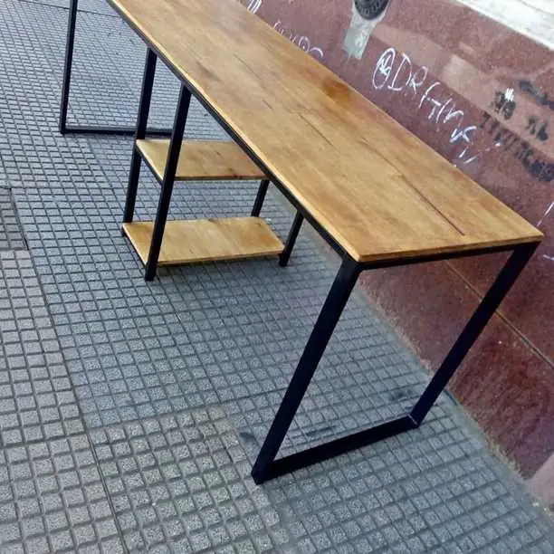 Escritorios de hierro y madera