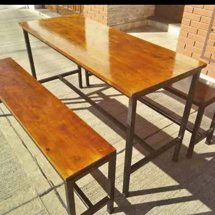 Mesas y bancos para bar