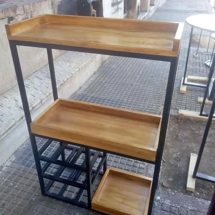 Porta botellas de hierro y madera