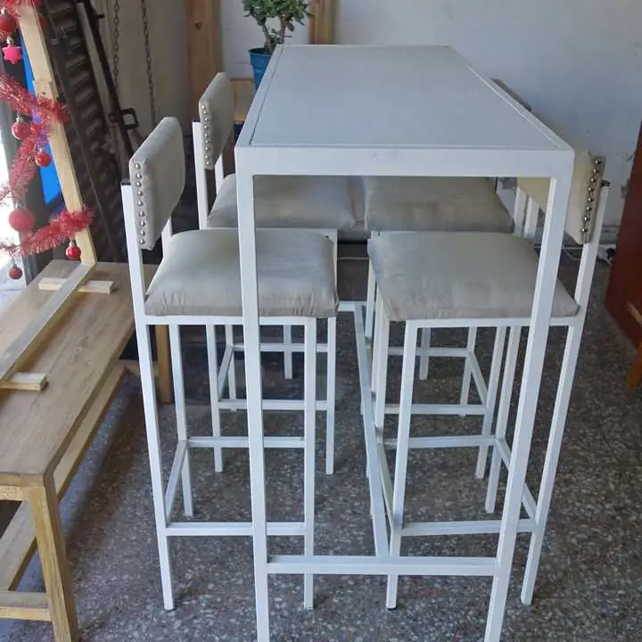 Barra , banquetas y sillas estilo industrial