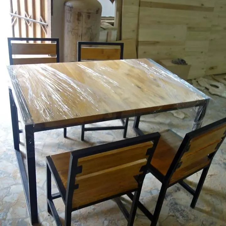 Juego de comedor estilo industrial