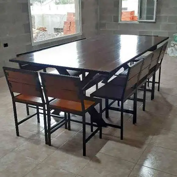 Mesas y sillas estilo industrial