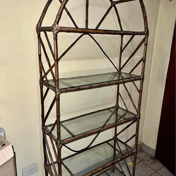 Mueble de mimbre con estantes de vidrio