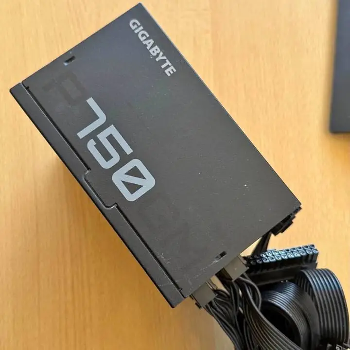 Fuente gigabyte P750GM