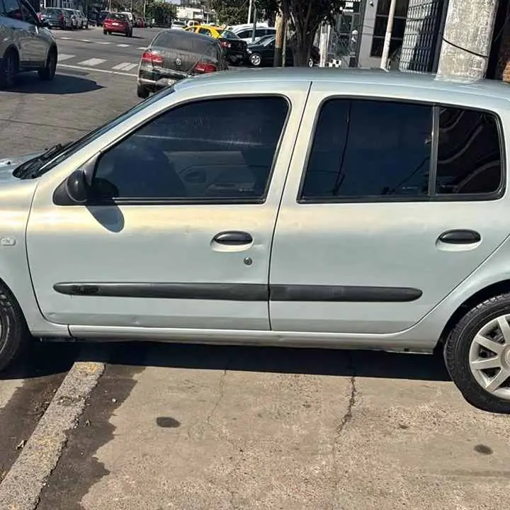 Reno clip 1.2 16 válvulas 2009 título cédula y 08 en blanco debe 2 millones de contado