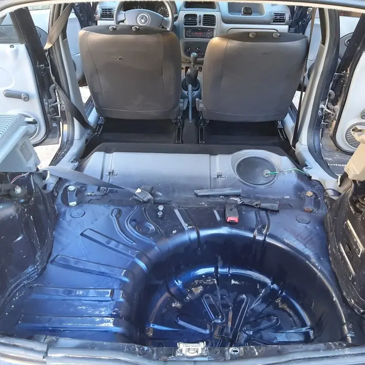 Clio se le hizo una limpieza profunda y al detalle de todo el interior. un gran cambio se
