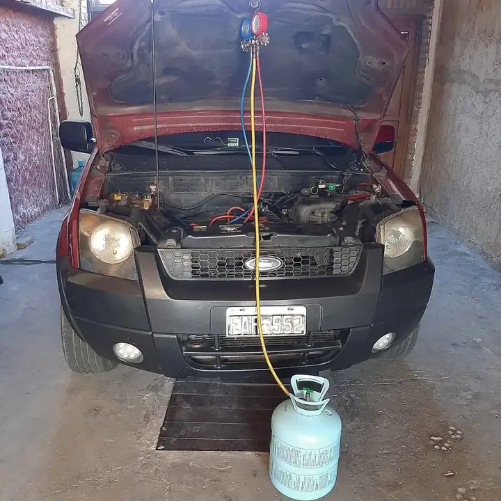 Recarga de aire acondicionado automotor y prueba de vacio, con chequeo