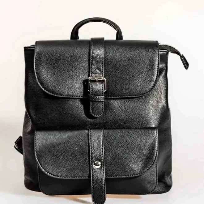 Mochila ecocuero negra super practica