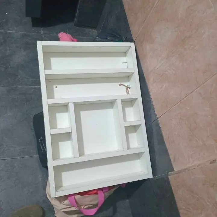 Exhibidor esmalte usado