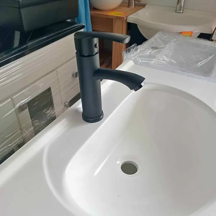 Griferia para baño negra